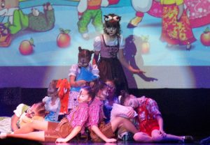 Die Gruppe Schmetterling im Musical „Der Wolf und die sieben Geißlein“ (Quelle: Der Spaß)