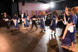 Die Tänzer und Tänzerinnen von Suryoye Ruhrgebiet e.V. begeistern bei der Preisverleihung zum buntblick18 (Quelle: LJR NRW)